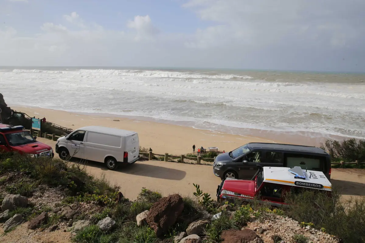 Quarto corpo encontrado dentro de veleiro naufragado