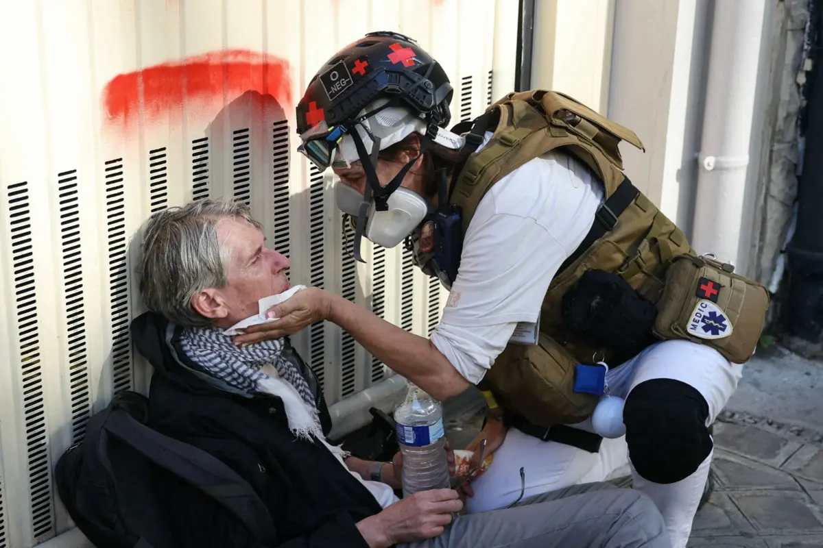 Um polícia, um manifestante e um jornalista ficaram feridos