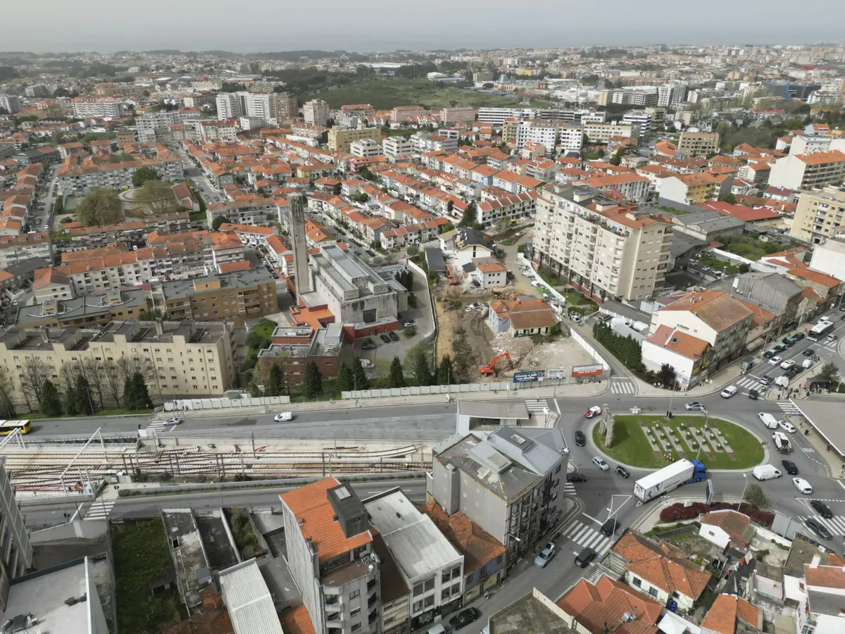Metro do Porto já começou a demolir casas junto à Igreja de Santo Ovídio