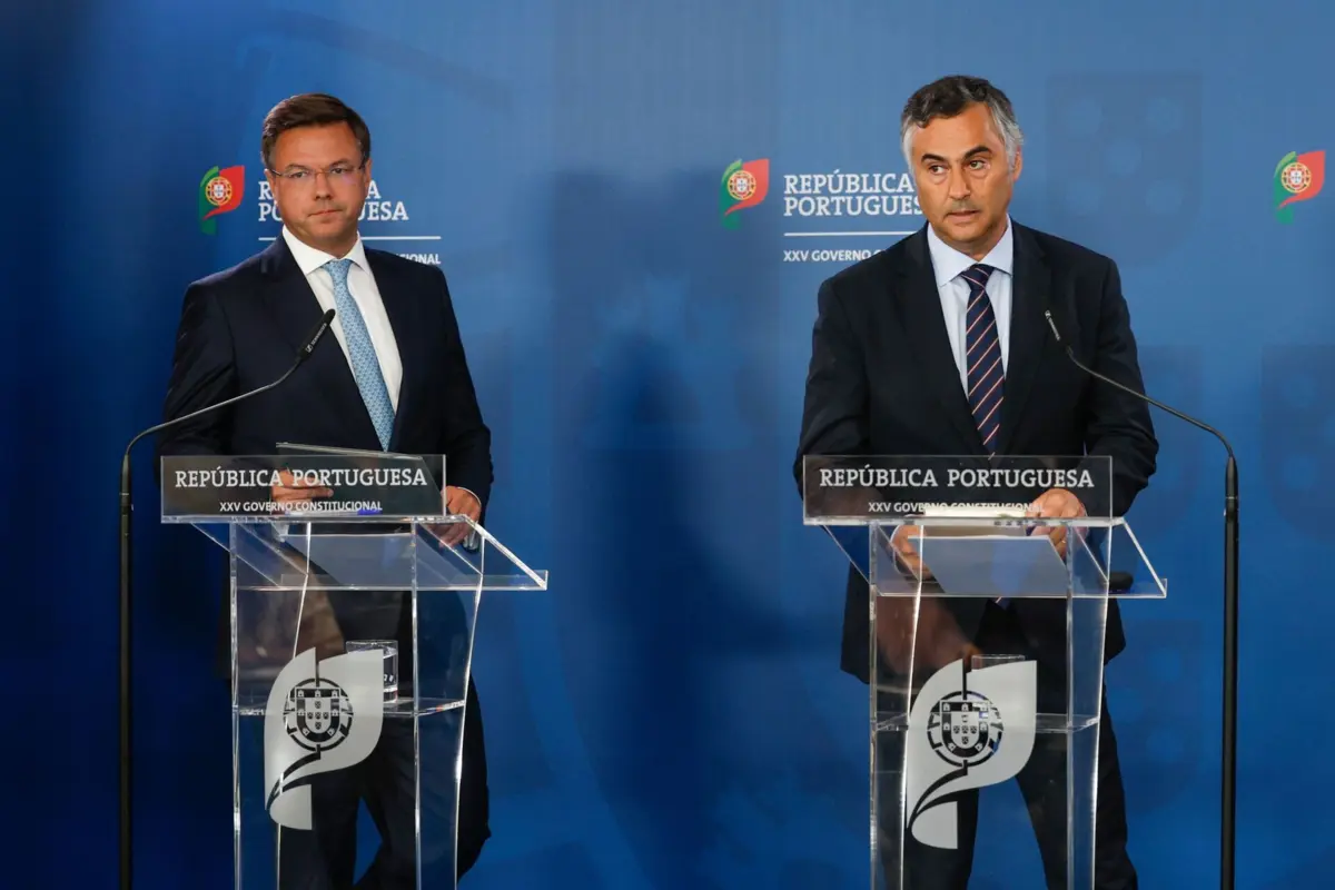 Gonçalo Saraiva Matias, ministro Adjunto e da Reforma do Estado, ao lado do ministro da Educação, Fernando Alexandre