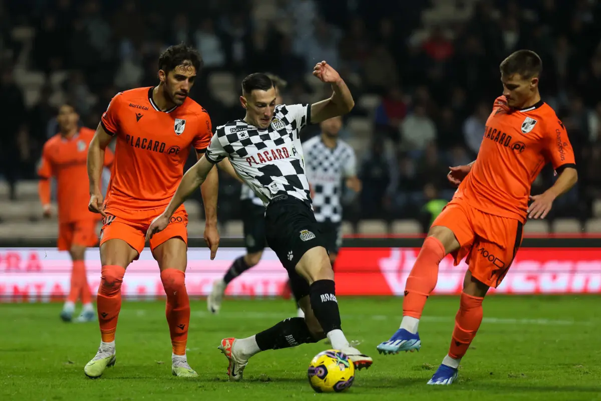 Bozeník (ao centro) está referenciado pelo F. C. Porto