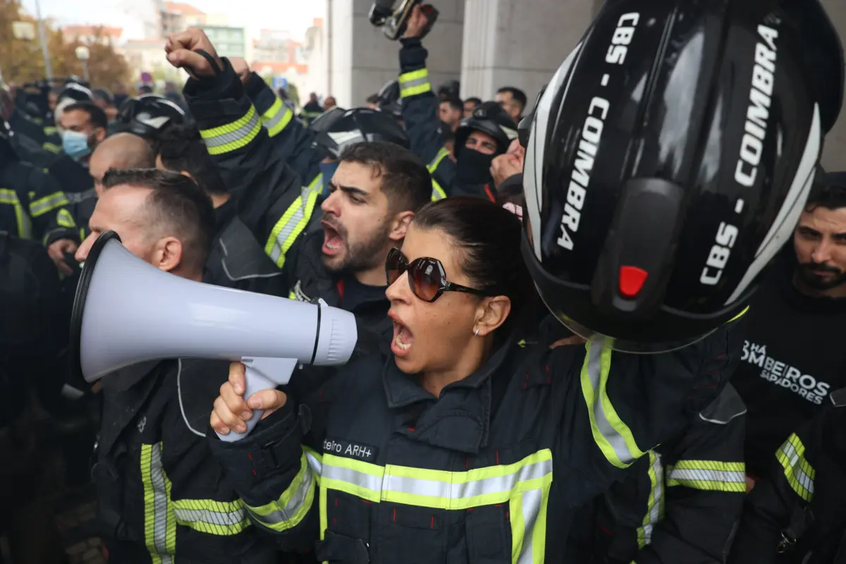 Bombeiros sapadores manifestaram-se em frente ao Campus XXI