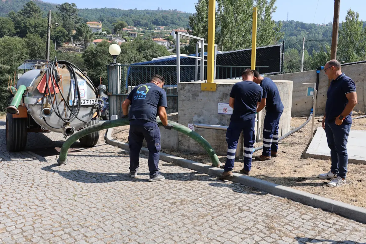 O processo passa por aproveitar a água residual proveniente de uma Estação de Tratamento de Águas Residuais (ETAR) que é, depois, tratada, monitorizada e utilizada para diversos fins não potáveis