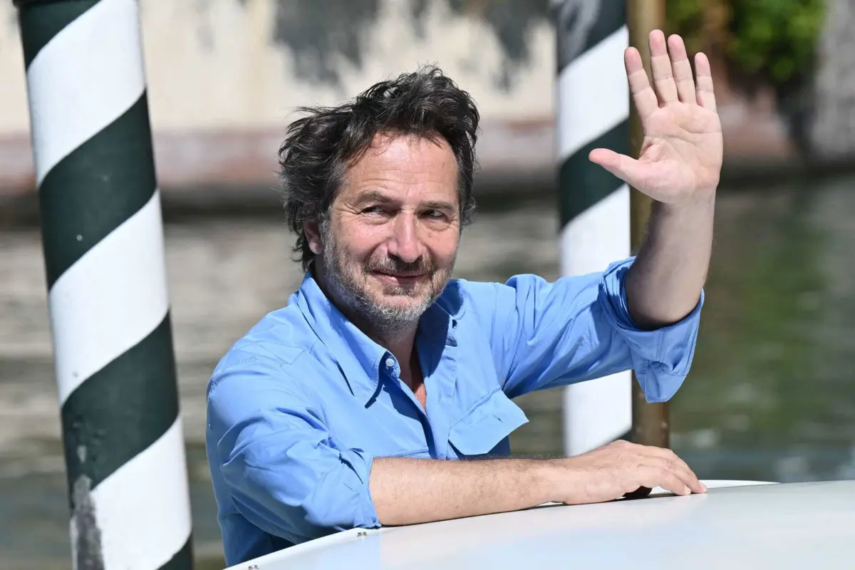 Edouard Baer interpretou "Astérix" ao lado de Gérard Depardieu, que fez a personagem de "Obélix"