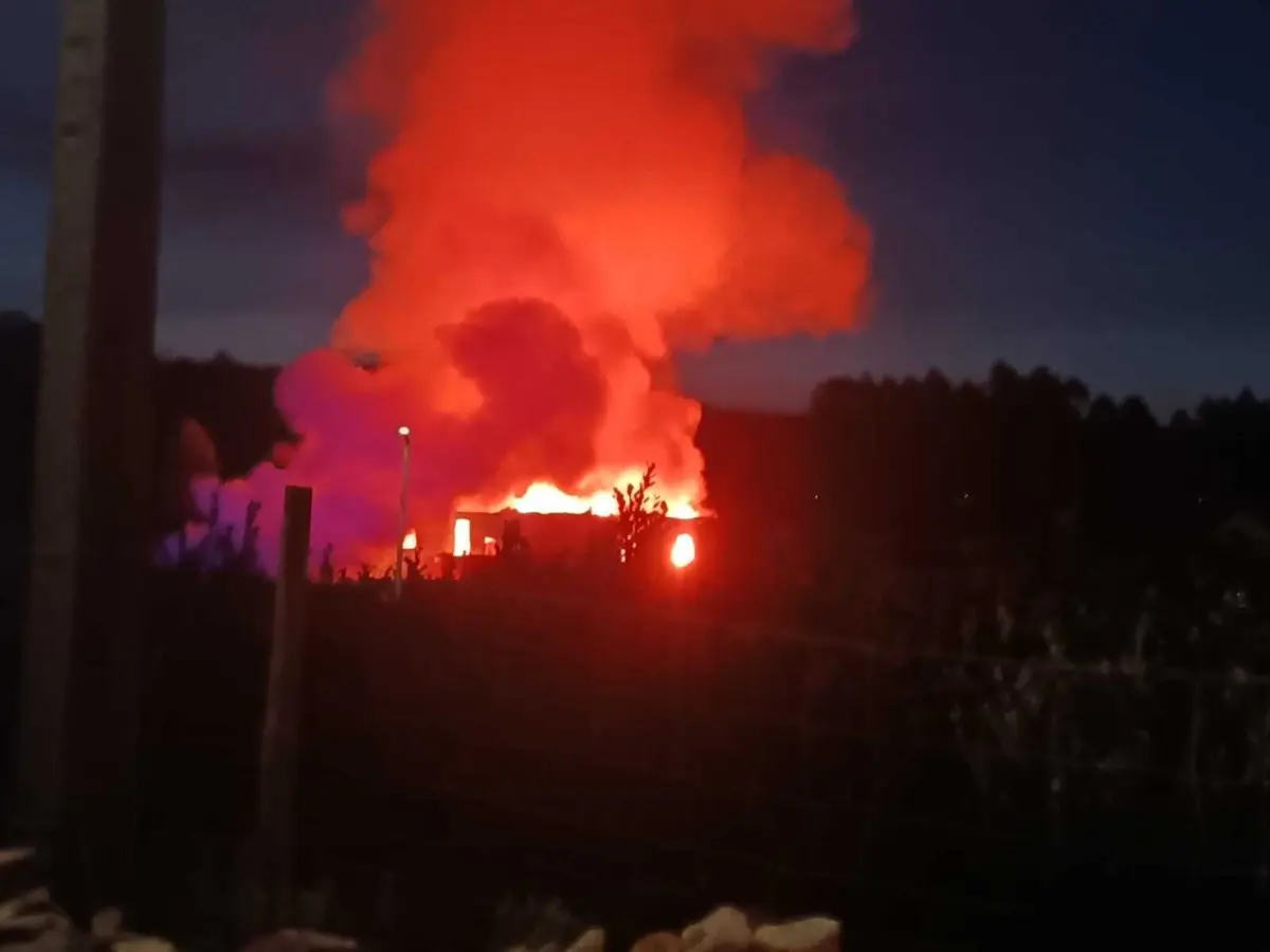 O alerta para o incêndio foi dado pelas 5.30 horas