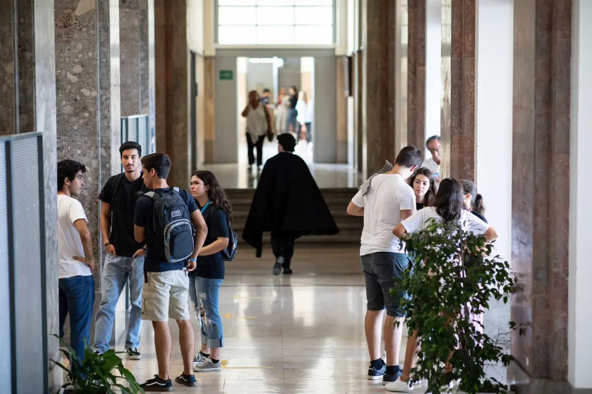 Receber bolsa no primeiro ano reduz a probabilidade de abandono escolar e de os alunos mudarem de curso