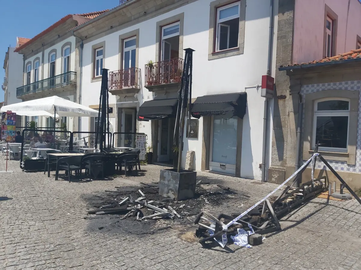 O fogo destruiu mesas e cadeiras do estabelecimento