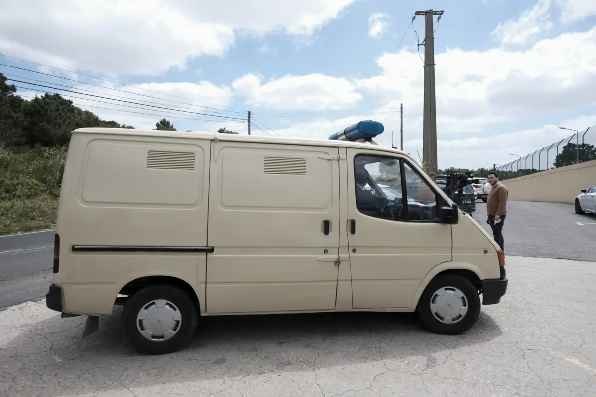 Recluso fugiu quando estava a ser encaminhado para uma carrinha celular
