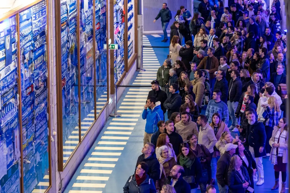 Longas filas para visitar o Memorial Pinto da Costa