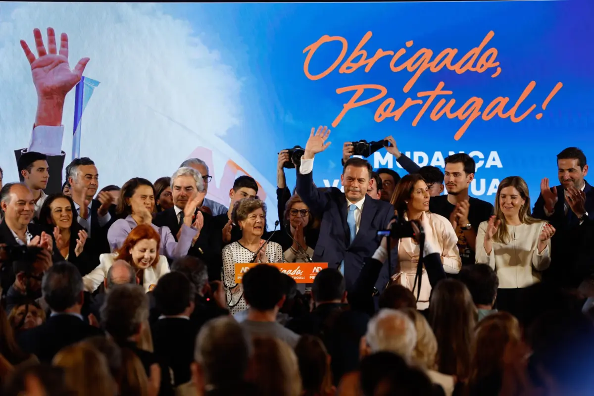 Luís Montenegro discursou já perto da uma da manhã. Ao lado, tinha a mulher, a mãe e a sogra