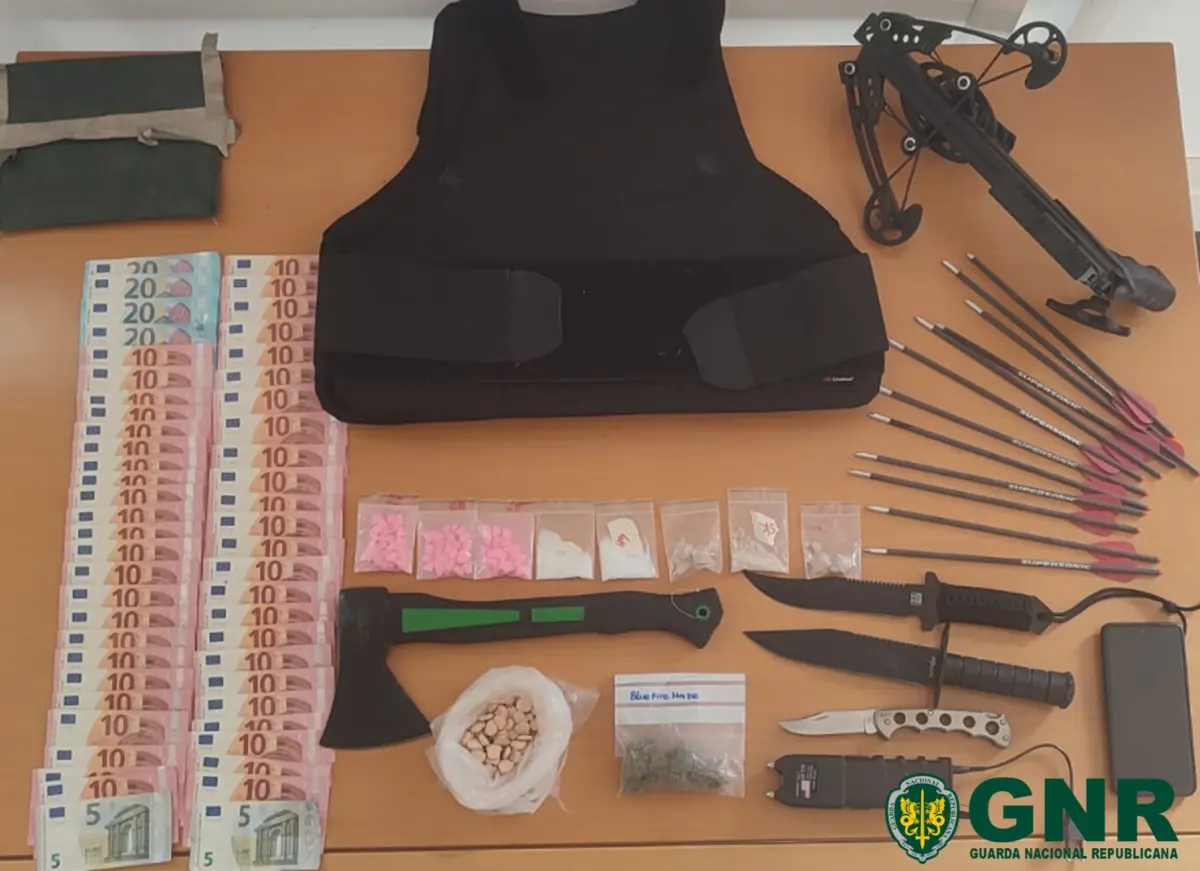 Suspeito de tráfico tinha droga, mas igualmente armas e um colete balístico, entre outro material