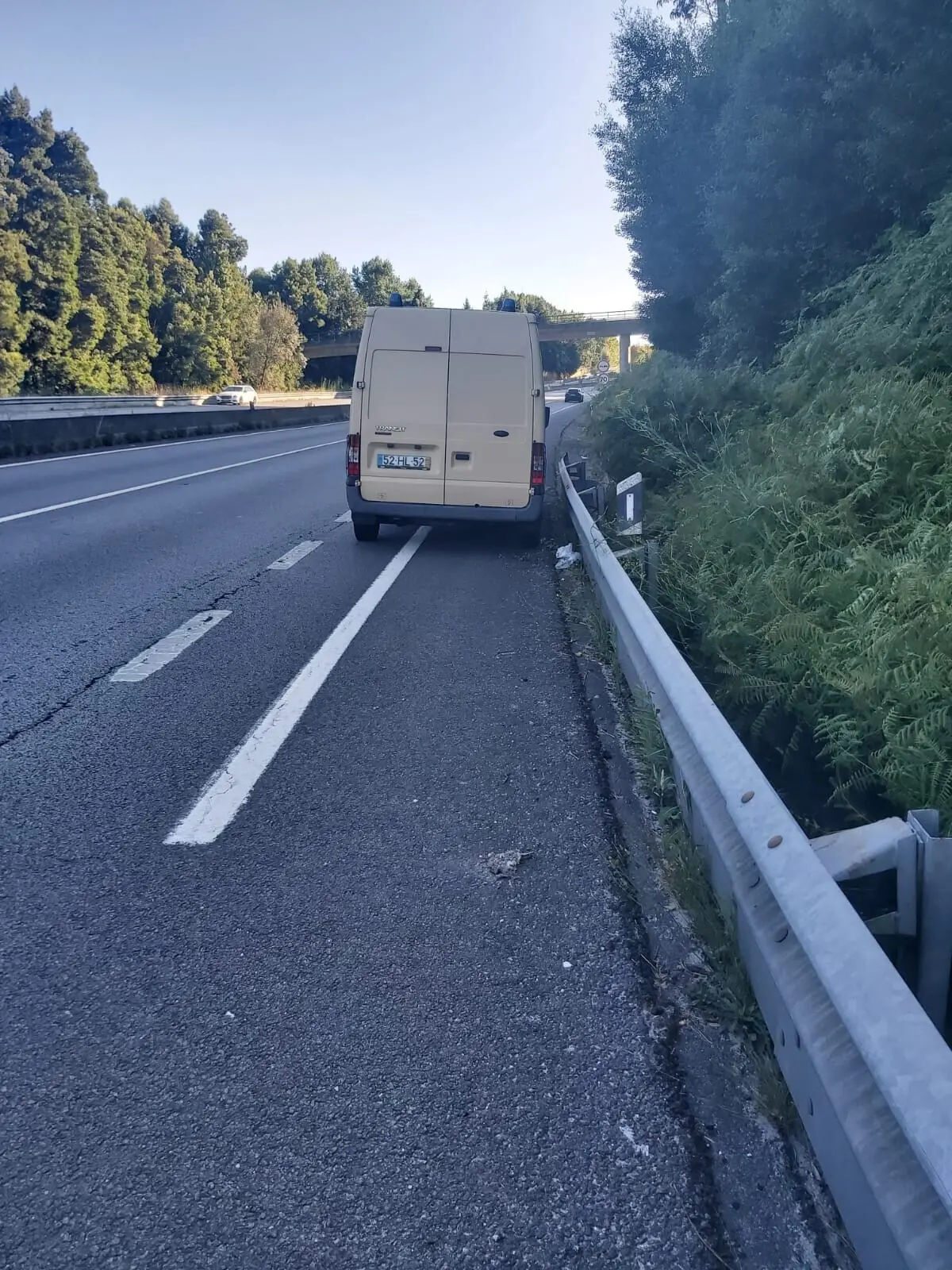 Viatura da cadeia de Custóias ficou parada na autoestrada com recluso no interior
