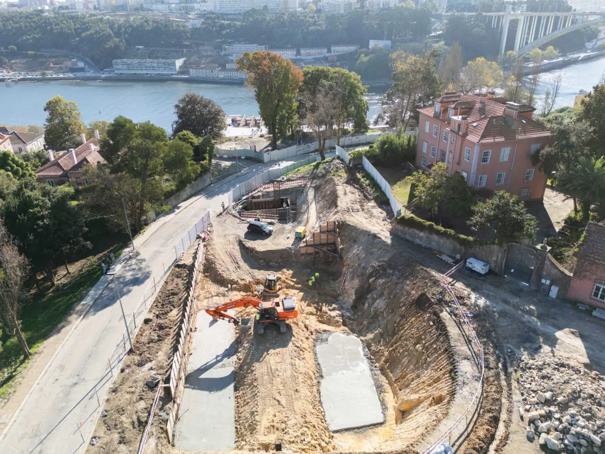 Fundações na zona do Campo Alegre para receber ponte da Linha Rubi já são visíveis
