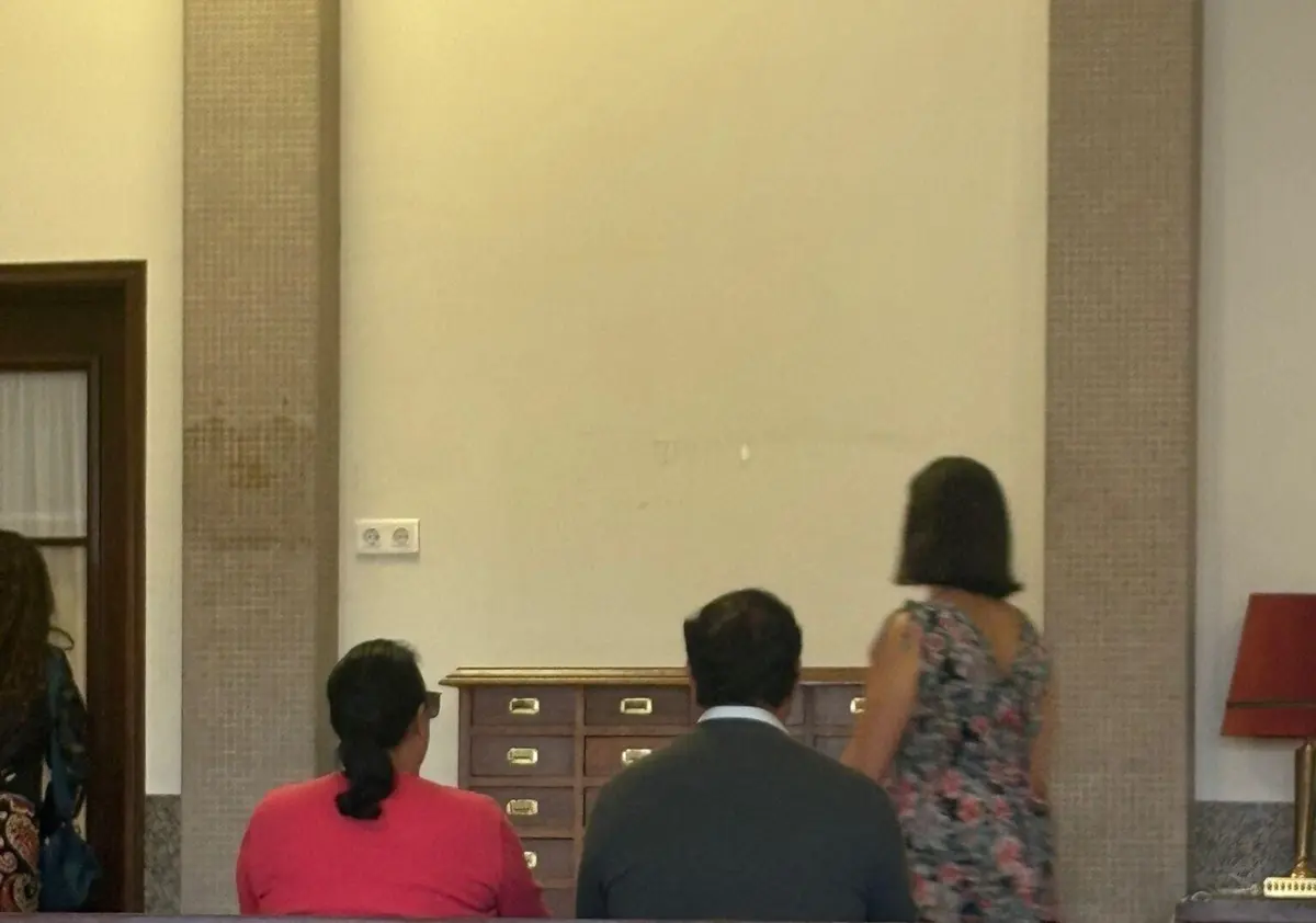 Os pais de Fernando Valente sentados de costas no Palácio da Justiça de Aveiro