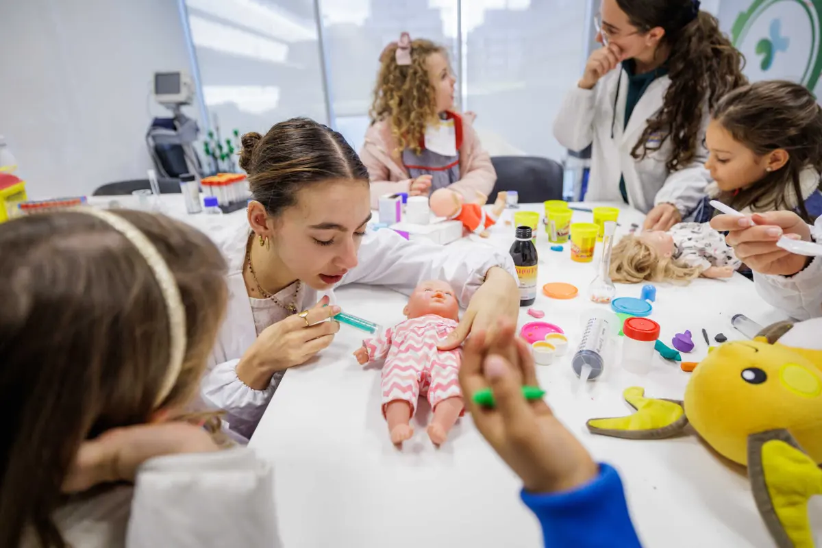 Iniciativa pretende sobretudo “desmistificar o medo que as crianças possam ter da bata branca e do contexto hospitalar”