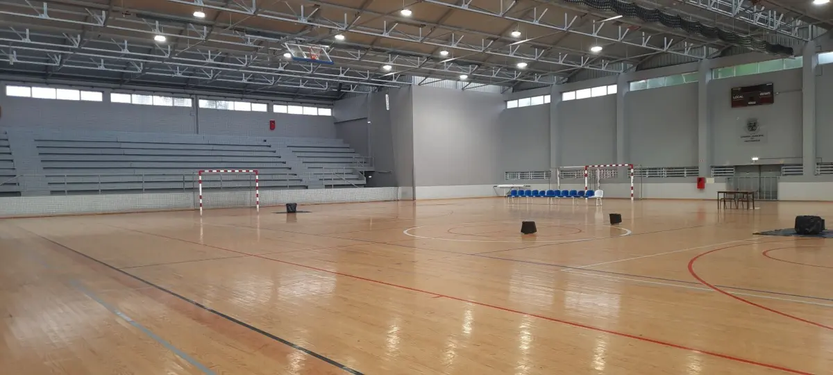 No equipamento realizam-se diversas atividades desportivas de futsal, andebol e voleibol