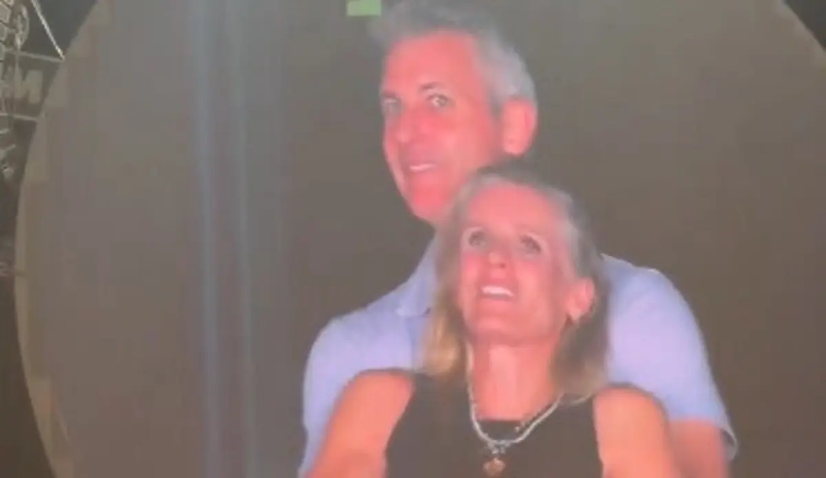 Os dois assistiam abraçados ao concerto quando foram captados pela "kiss cam"