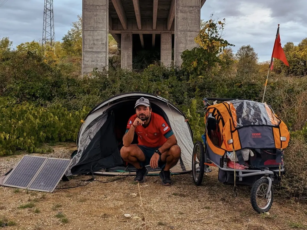 Imagem de contexto do artigo Henrique teve uma arma apontada à cabeça mas não desistiu de dar a volta à Europa a pé