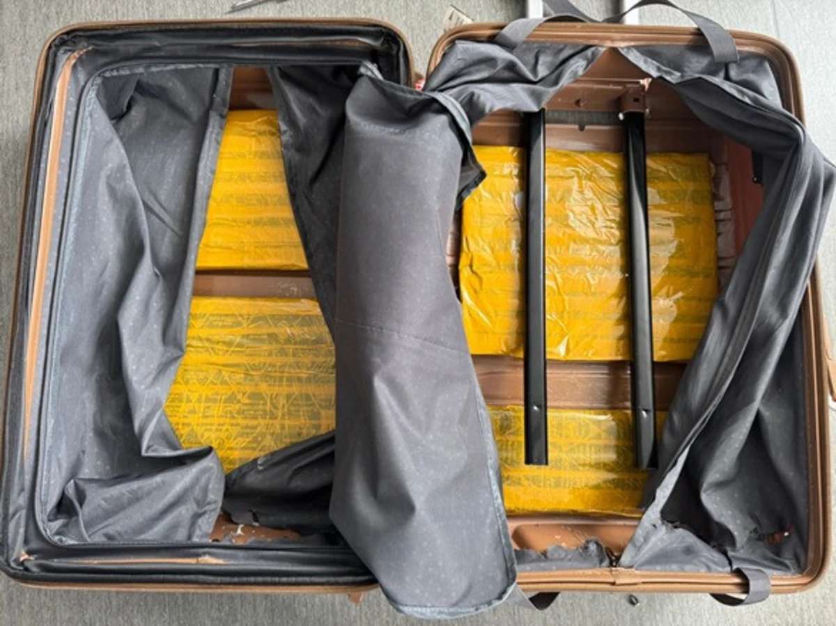 Droga estava dissimulada num fundo falso de uma mala de viagem