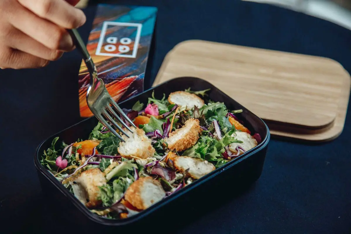 Imagem de contexto do artigo EUA autorizam comercialização de carne de frango criada em laboratório