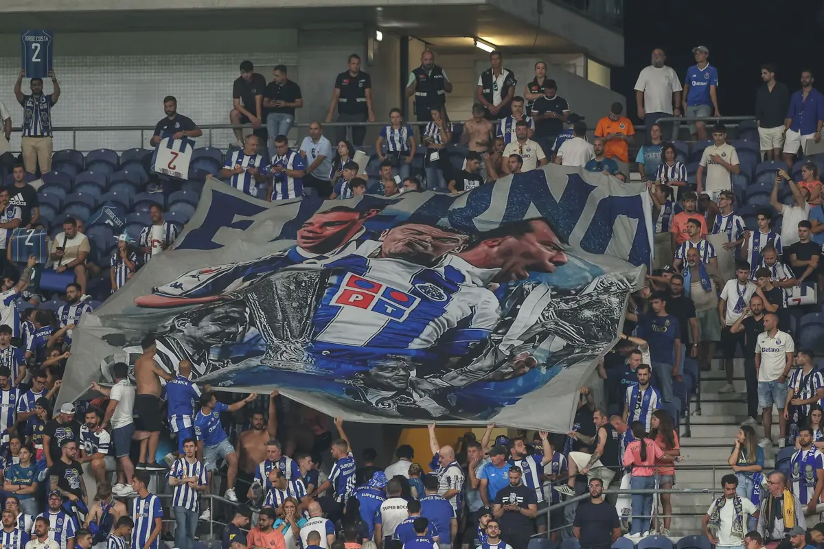Jogo no Dragão teve várias homenagens a Jorge Costa
