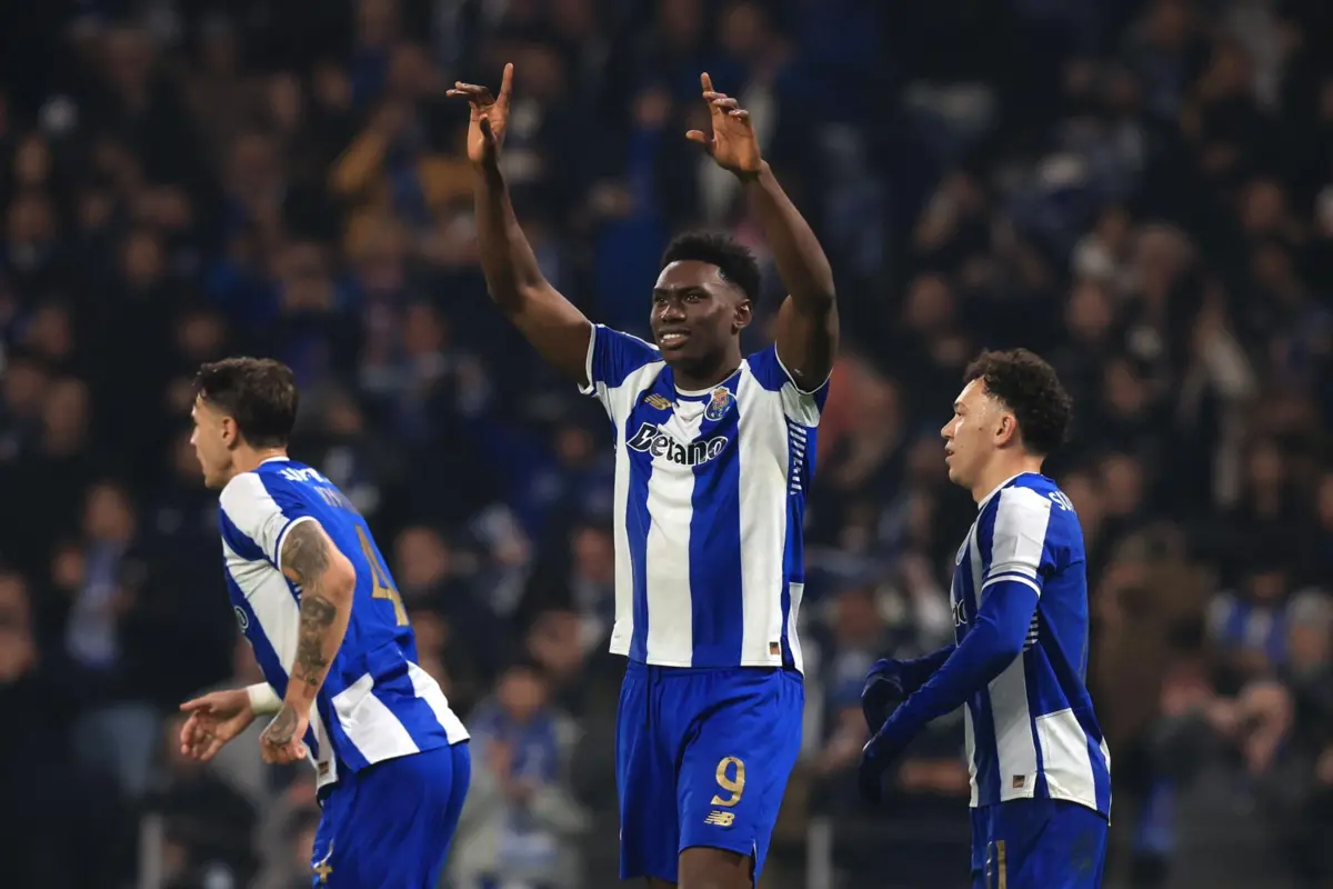 Samu é novamente titular