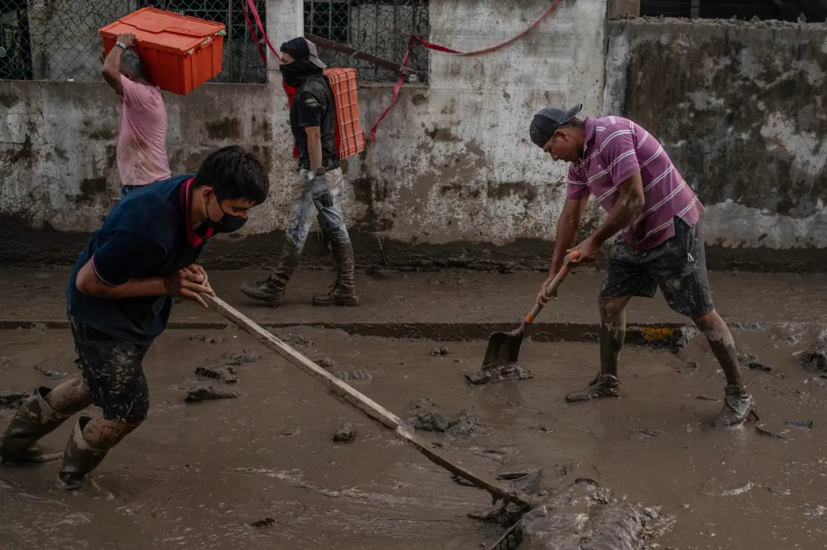 Foram mobilizadas 13 mil militares para socorrer as vítimas