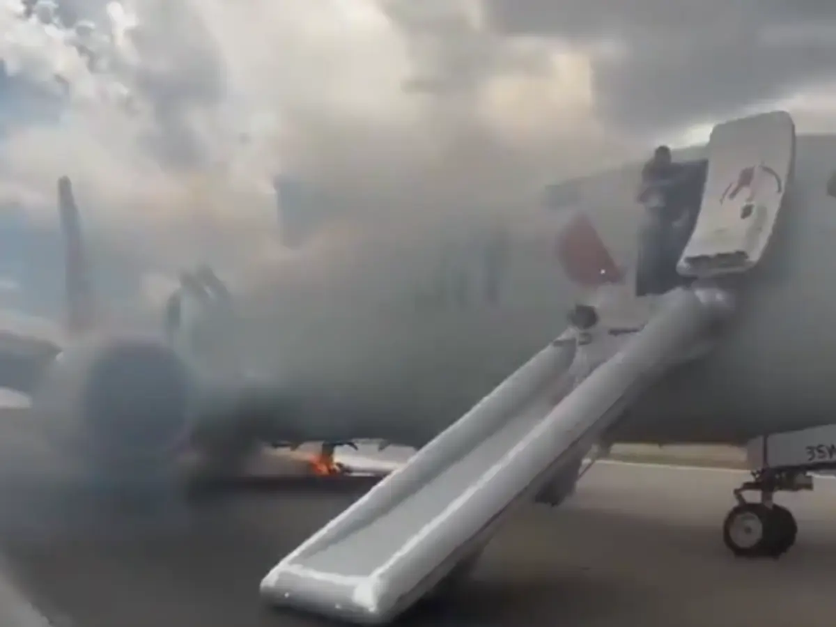 Passageiros saíram em pânico do avião