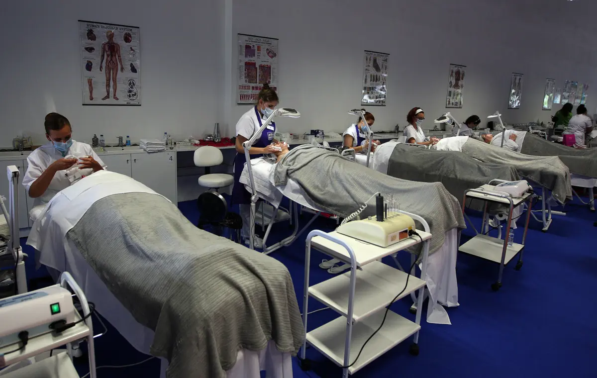 Maioria dos centros de formação de adultos está em escolas públicas e privadas