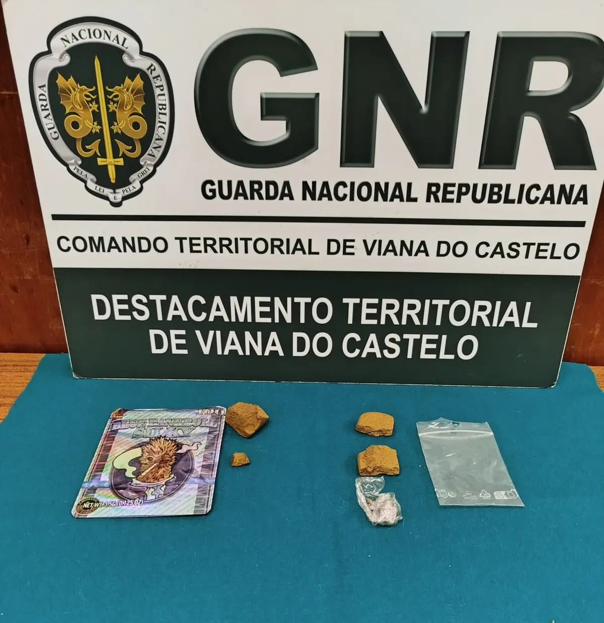 Foi realizada uma busca ao veículo do suspeito