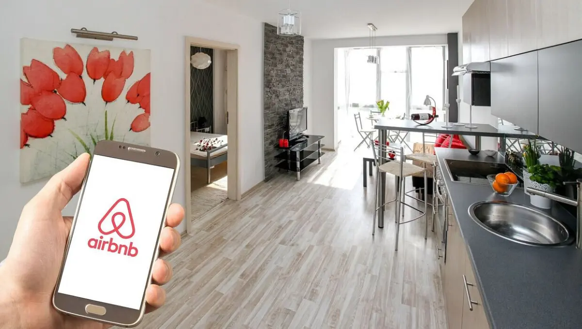 Fonte da Airbnb referiu que o portal digital estará pronto em setembro