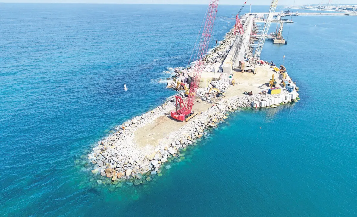 Pedras mais claras marcam início do novo paredão do Porto de Leixões