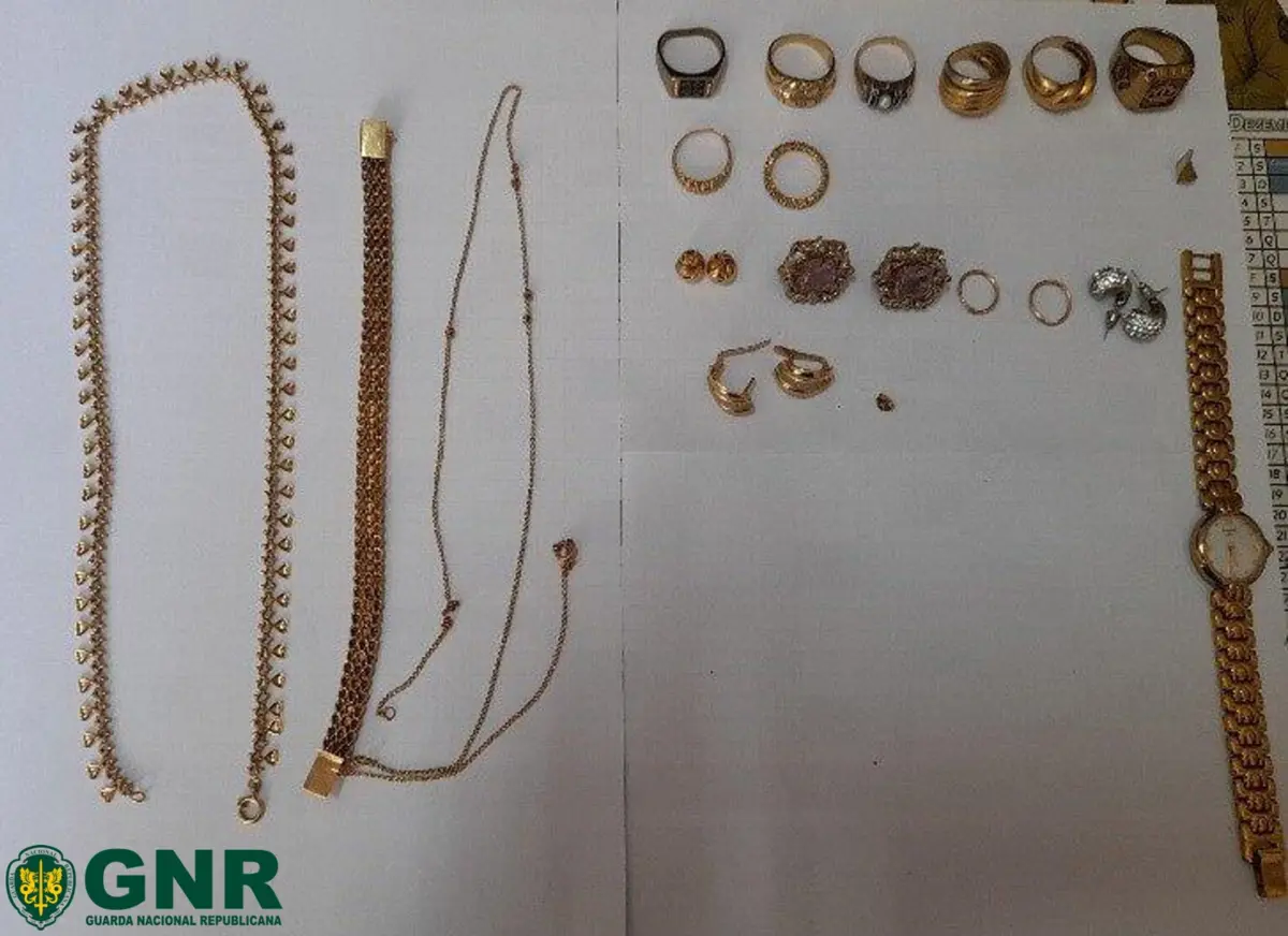 GNR ddeteve dois homens, que agrediram e assaltaram os proprietários de uma moradia