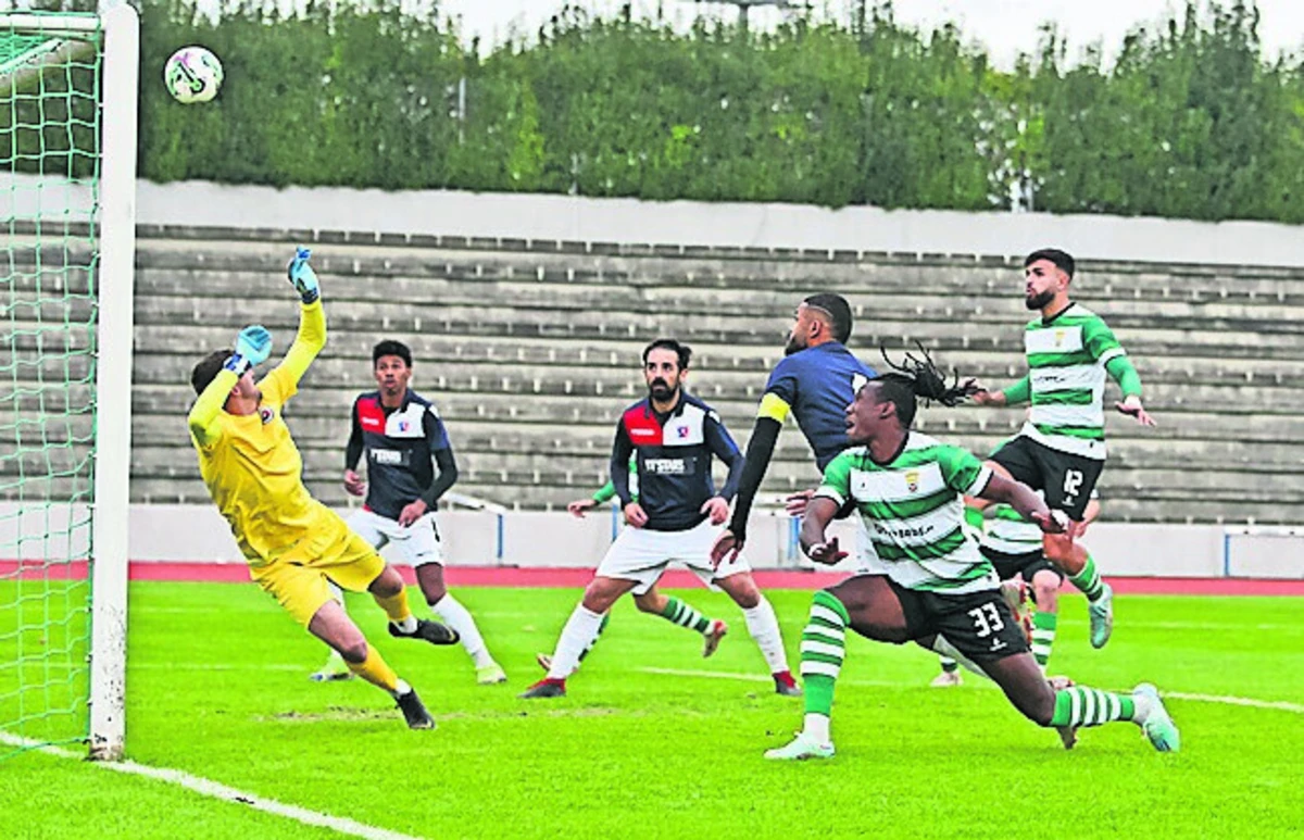 Ibrahim, do Leça, vê a bola passar ao lado da baliza de Diogo (Maia Lidador)