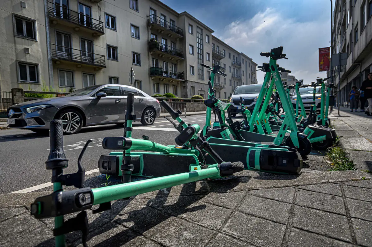 Na Rua da Constituição, dez trontinetas estavam estacionadas num lugar de deficiente
