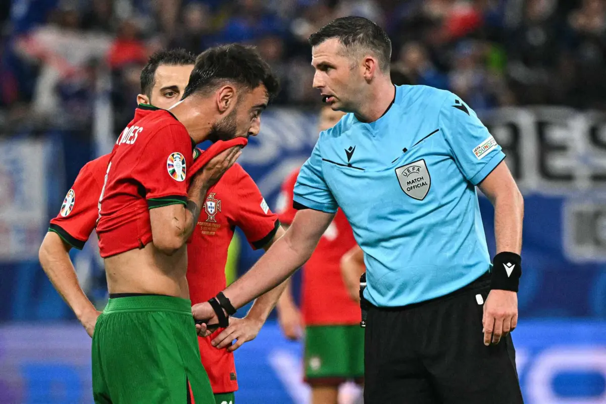 Michael Oliver no duelo entre Portugal e França para o Euro 2024