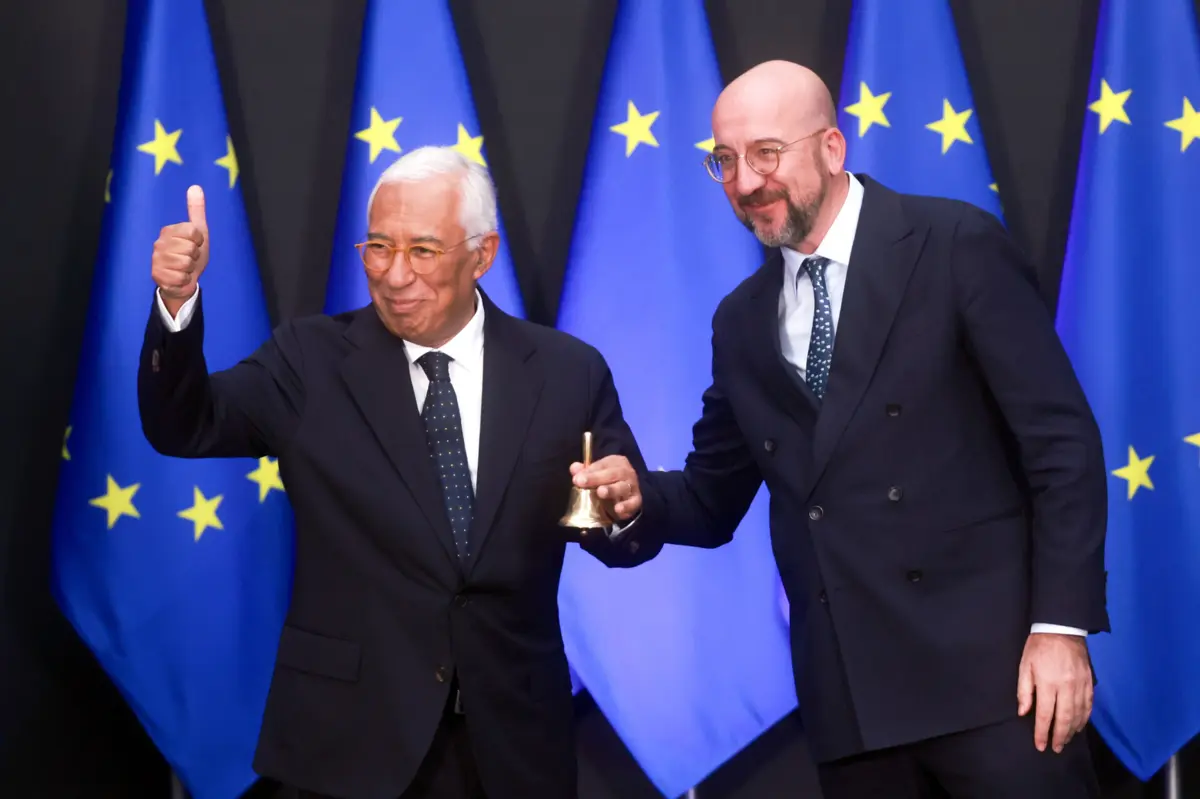 Entrega do sino: símbolo da passagem de testemunho entre Charles Michel e o sucessor António Costa