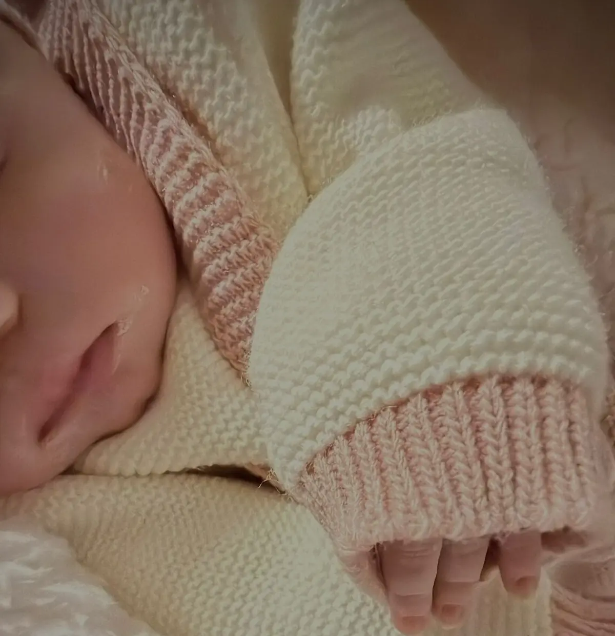 A bebé que nasceu no automóvel a caminho do hospital