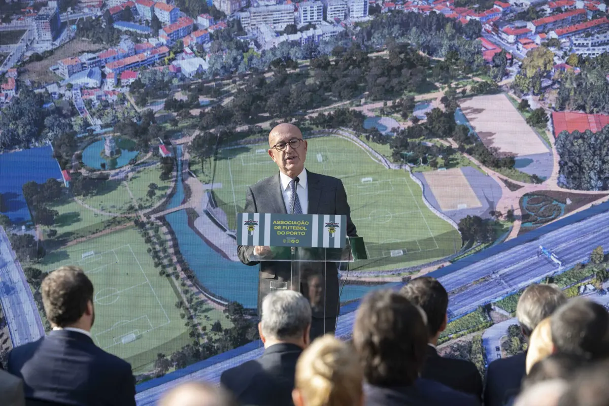 José Manuel Neves fala durante a cerimónia do lançamento da primeira pedra, que ocorreu a 20 de janeiro