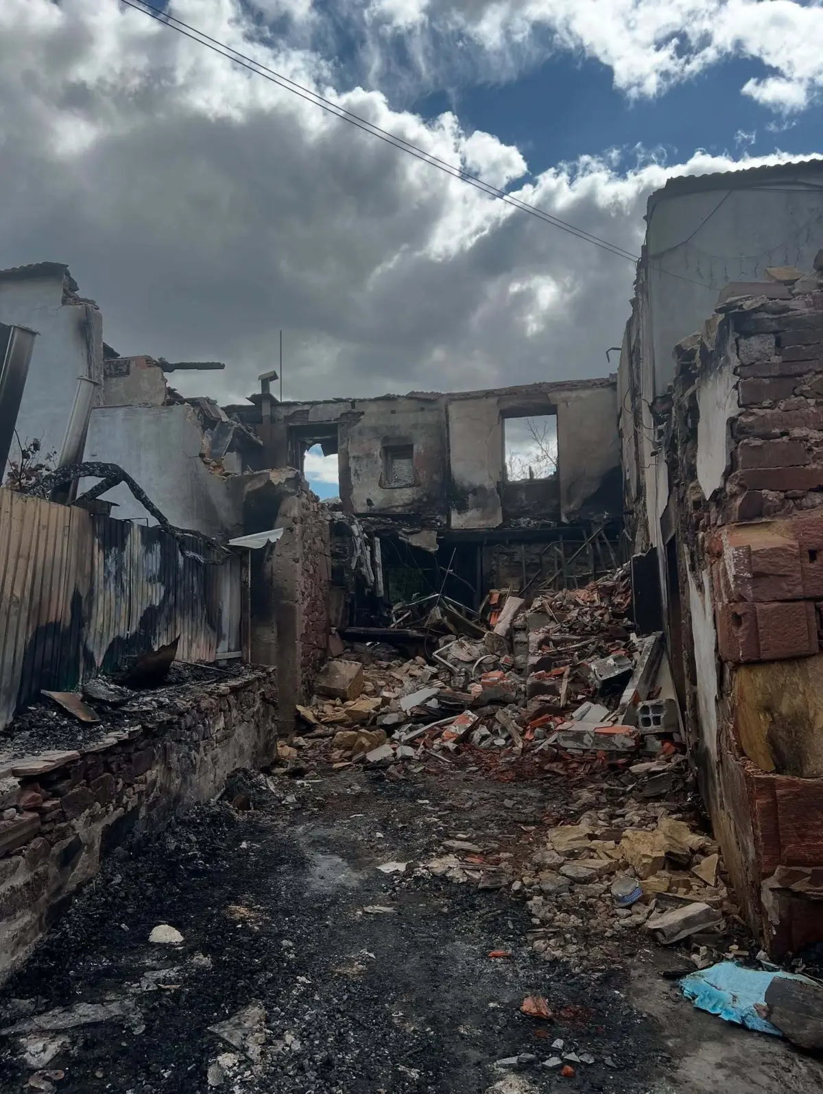 Casa em Água Longa ficou reduzida a escombros