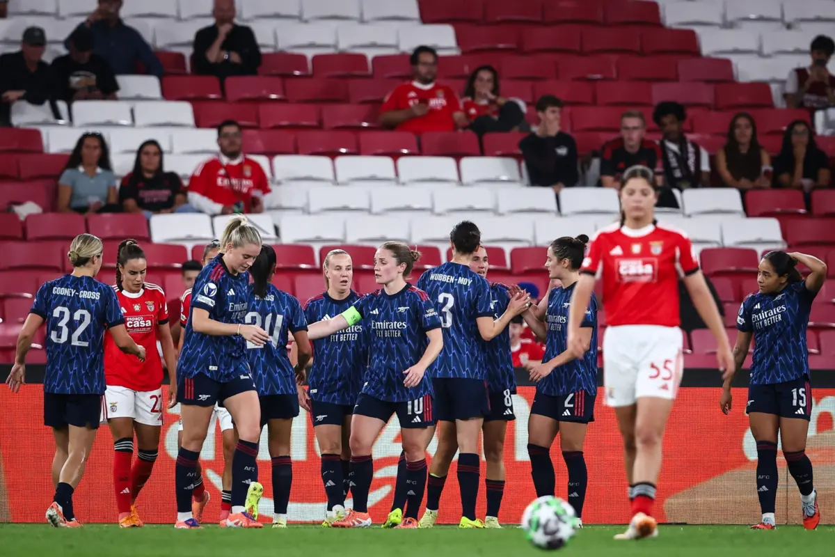 Jogadoras do Arsenal festejam vitória (2-0) sobre o Benfica na Luz