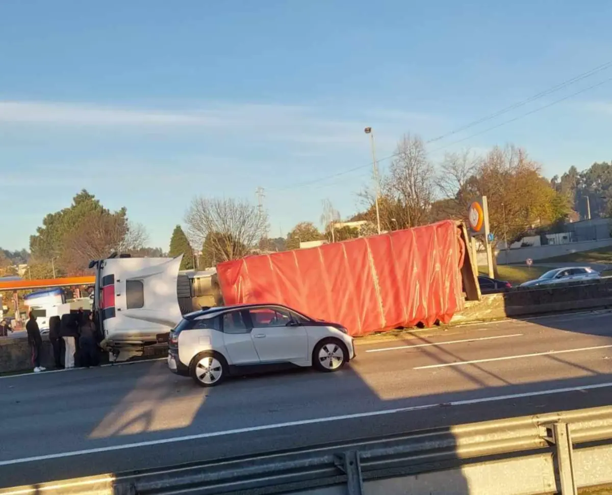 Camião capotou lateralmente na A3