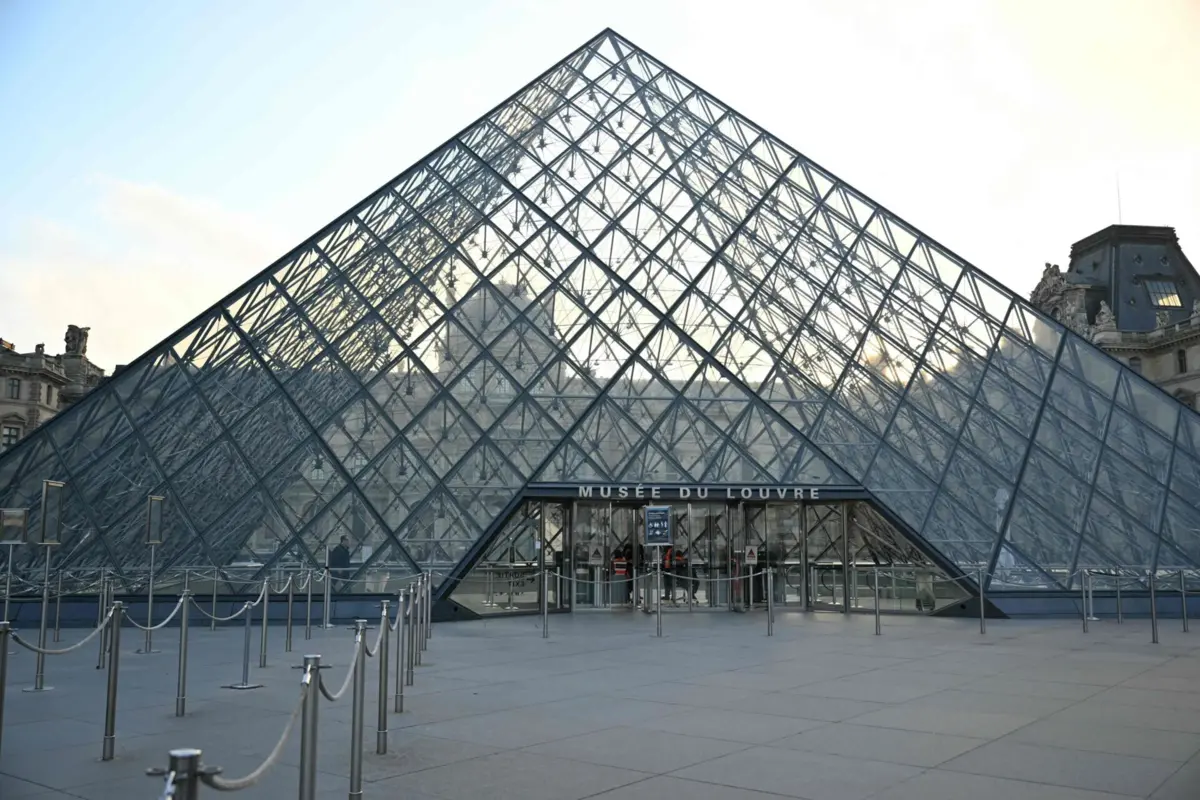 Funcionários do Louvre aprovaram por unanimidade uma greve por melhores condições de trabalho