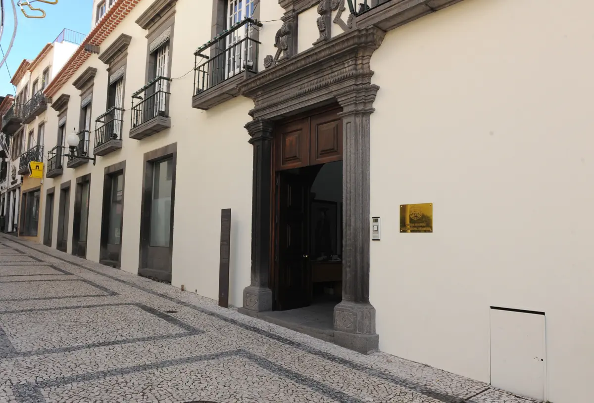 O caso envolvia 25 arguidos, dos quais 21 pessoas e quatro empresas do ramo automóvel