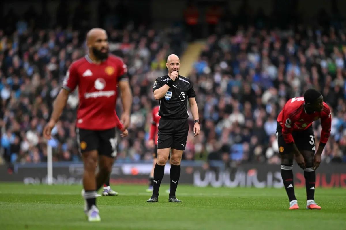 Árbitro num jogo da Premier League