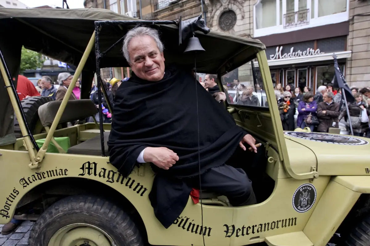 Américo Martins, Dux do Magnum Consilium Veteranorum (o mais alto posto da hierarquia da praxe académica), no cortejo da Queima das Fitas de 2012