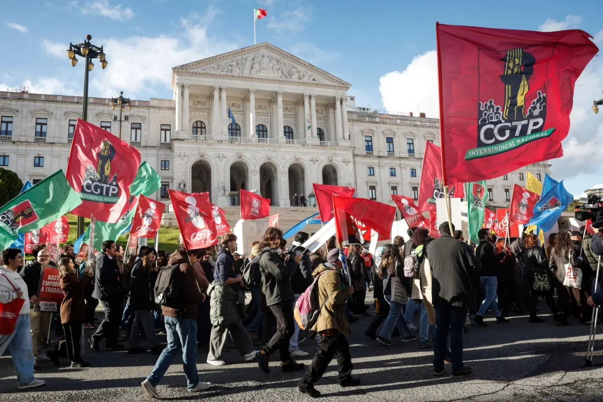 Manifestantes protestam contra o pacote laboral numa ação convocada pela CGTP