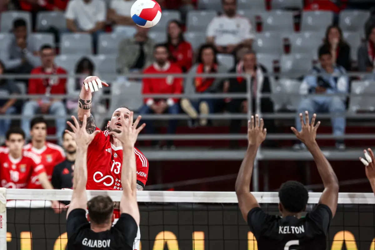 Benfica e Sporting continuam empenhados na luta pelo título de voleibol