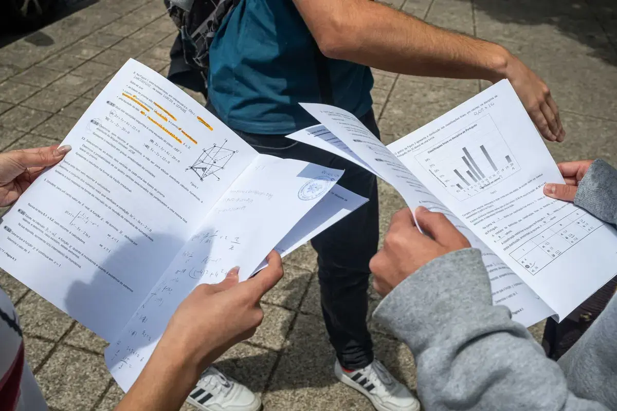 Na 1.ª fase médias baixaram em 15 exames nacionais do Secundário de um total de 25