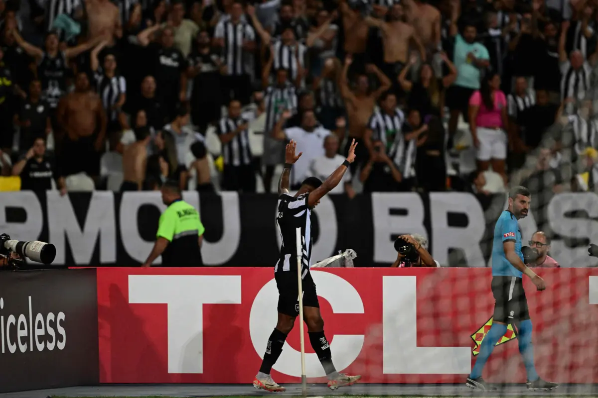 Júnior Santos bisou pelo Botafogo frente ao Bragantino